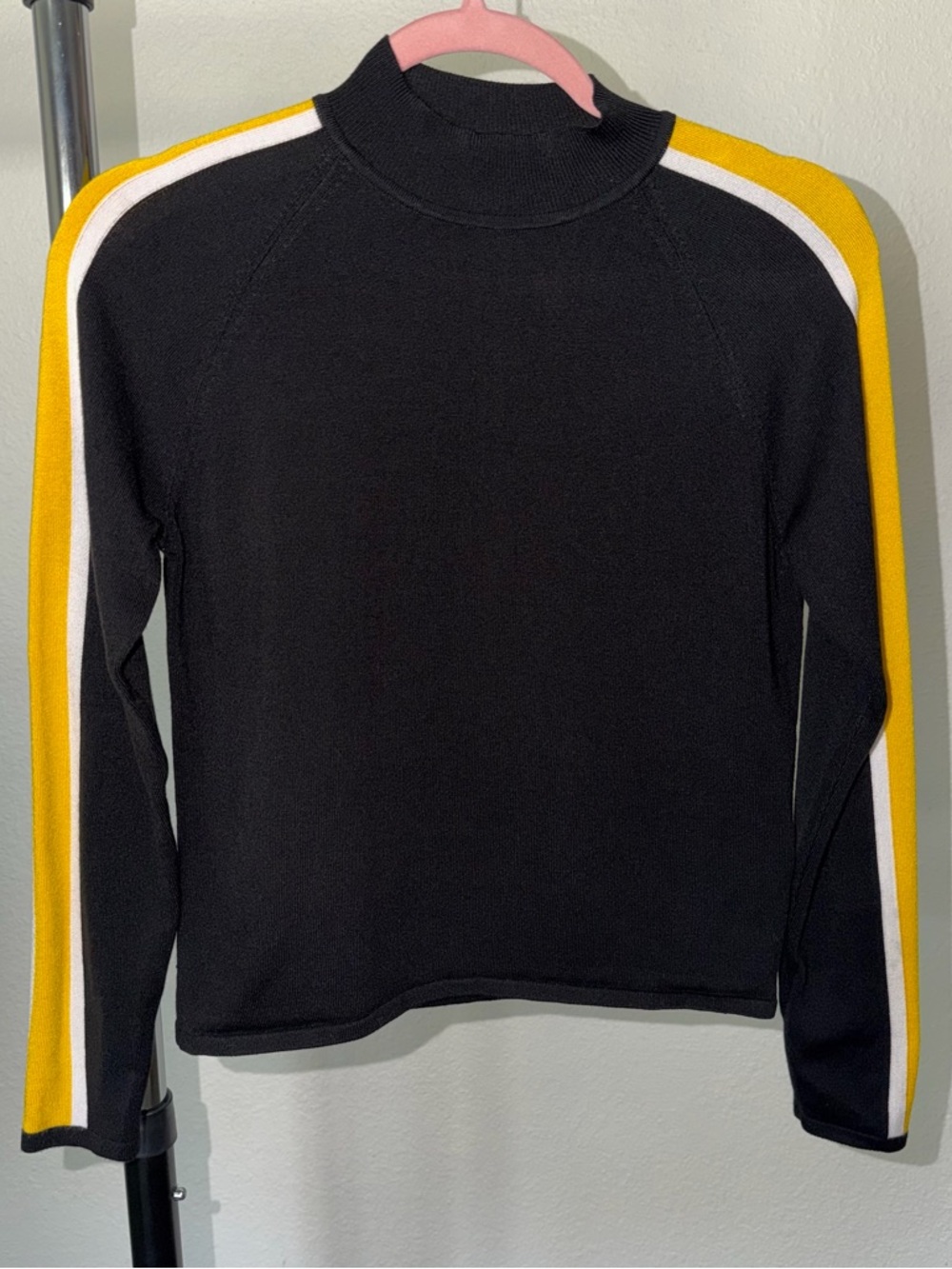 H&M Black White and Yellow Sleeve Stripes Ribbed Crewneck Lightweight Sweater